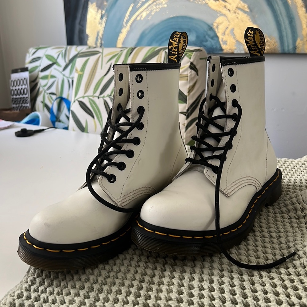 DR MARTINS WHITE